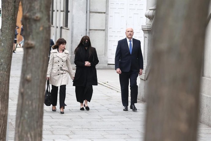 La expareja de Ábalos, sobre el piso en Plaza de España: "Me dijo que mirara casas y que eligiera la que me gustara" La expareja de José Luis Ábalos, Jéssica Rodríguez (c), a su llegada al Tribunal Supremo a declarar como testigo en el juicio de las mascarillas, a 7 de abril de 2026, en Madrid (España).