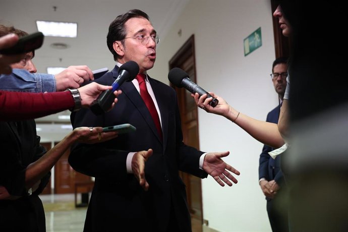 El ministro de Asuntos Exteriores, Unión Europea y Cooperación, José Manuel Albares, atiende a los medios a su llegada a la Comisión de Asuntos Exteriores, en el Congreso, a 9 de abril de 2026, en Madrid (España).  