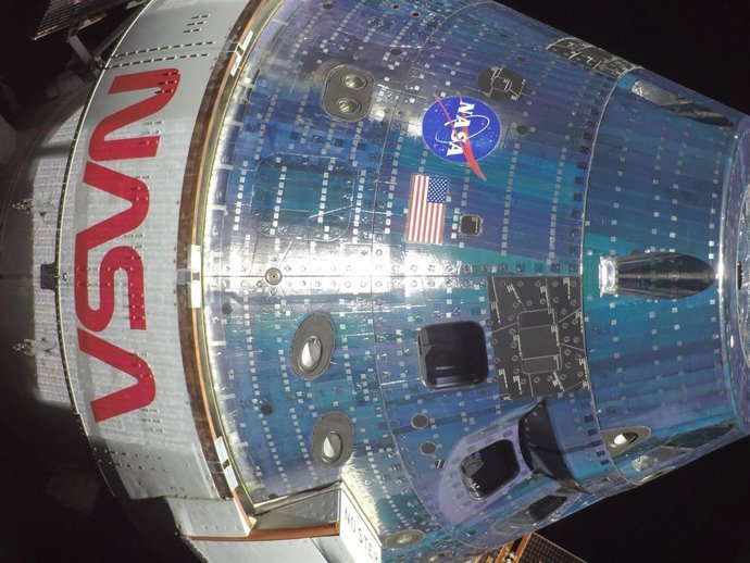 Selfie de la nave espacial Orión tomada por una cámara externa montada en el panel solar, en el marco de la misión Artemis II ya embarcada en su regreso a la Tierra