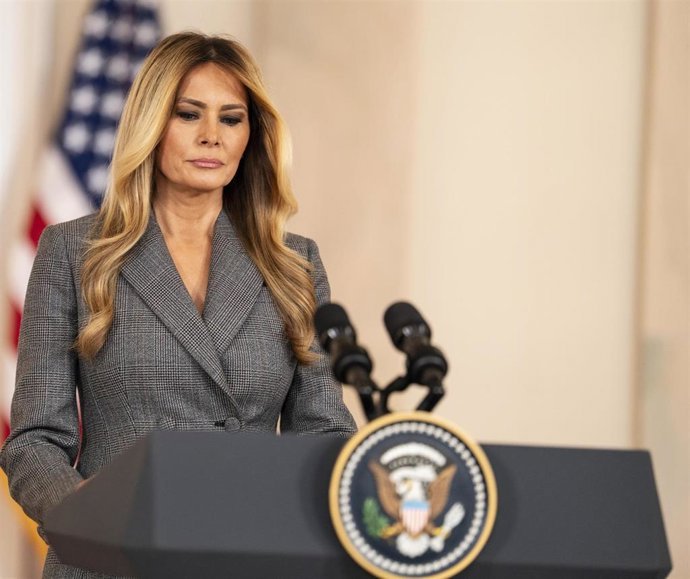 Melania Trump niega cualquier vínculo con Epstein y asegura que no fue presentada por él a su esposo La primera dama de Estados Unidos, Melania Trump, en una comparecencia ante la prensa desde la Casa Blanca