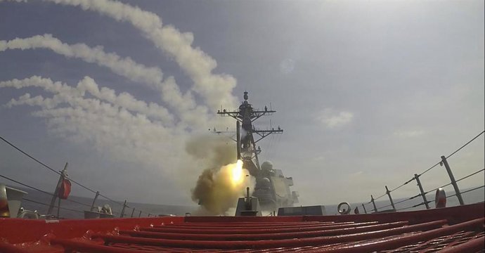 Irán anuncia que ha obligado a retroceder a un destructor de EEUU que se aproximaba al estrecho de Ormuz Archivo - El destructor estadounidense Frank E. Petersen dispara misiles contra Irán como parte de la operación Furia Épica
