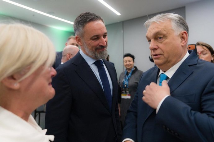 Abascal asegura que Orbán deja una "honda huella" y que su derrota electoral "pone en peligro" a Hungría Santiago Abascal y Viktor Orbán, el sábado 21 de marzo en la CPAC en Budapest, Hundría.