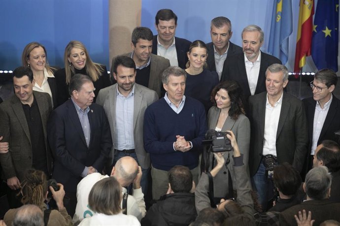 Archivo - El líder del PP, Alberto Núñez Feijóo, con 'barones' del PP durante la clausura del acto de presentación de la 'Declaración de Asturias', en el Hotel de la Reconquista, a 12 de enero de 2025, en Oviedo, Asturias (España).