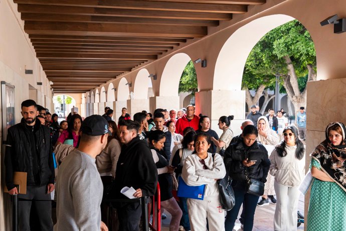 Personas migrantes hacen cola para la tramitación de su regularización administrativa en Almería. A 20 de abril de 2026 en Sevilla (Andalucía, España).