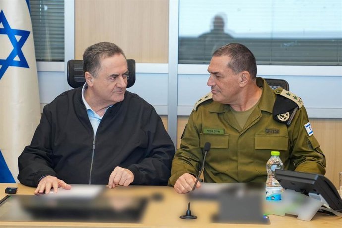 Archivo - El ministro de Defensa de Israel, Israel Katz (izquierda), junto al jefe del Ejército israelí, Eyal Zamir (derecha), durante una reunión en medio de la ofensiva lanzada junto a Estados Unidos contra Irán