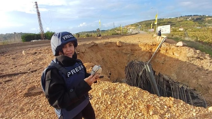 Archivo - La periodista libanesa del diario 'Al Ajbar' Amal Jalil, fallecida el 22 de abril de 2026 en un bombardeo israelí en Tiri (sur de Líbano), en una imagen difundida por ella misma un mes antes de su muerte