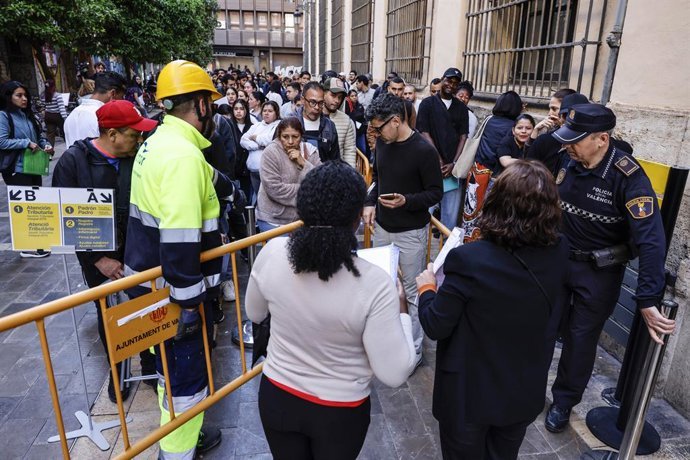 Diverses persones fan cua en les oficines del padró de l'Ajuntament de València