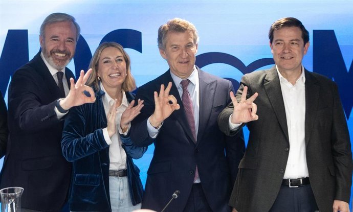 Vox presiona a los gobiernos regionales del PP con iniciativas en parlamentos para defender la 'prioridad nacional' Archivo - (I-D) El presidente del Partido Popular en Aragón, Jorge Azcón, la presidenta de Extremadura en Funciones, María Guardiola, el presidente del Partido Popular, Alberto Núñez Feijóo, y el presidente de la Junta de Castilla y León, Alfonso Fernánde