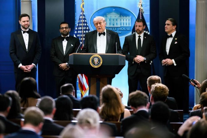 En el centro,  Donald Trump