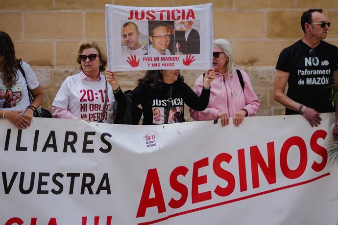 Associacions de víctimes de la dana protesten davant dels Corts