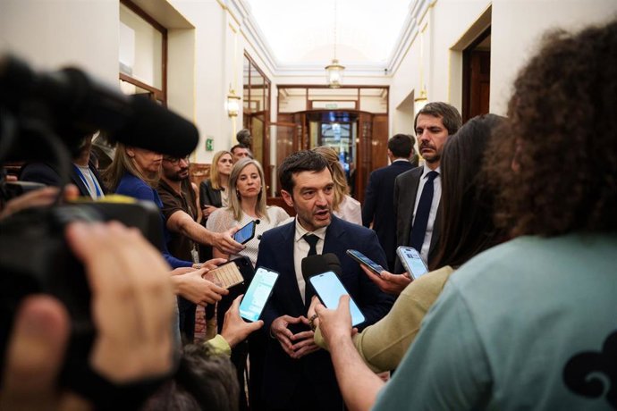 La derogación del decreto de alquiler infringe un golpe a Sumar al tumbar uno de sus hitos y genera tensión con PSOE El ministro de Derechos Sociales, Consumo y Agenda 2030, Pablo Bustinduy, atiende a los medios de comunicación tras una sesión plenaria en el Congreso, a 28 de abril de 2026, en Madrid (España).