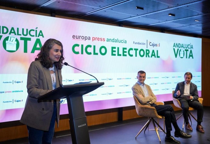 La portavoz de Unidas por Extremadura, Irene de Miguel, presenta al coordinador de IU y candidato de Por Andalucía, Antonio Maíllo, en un desayuno informativo de Europa Press en Sevilla.