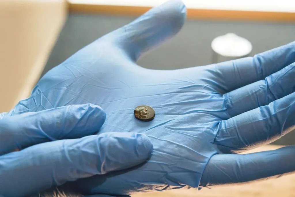 La moneda de bronce tiene un diámetro de apenas 12 milímetros, notablemente menor que el de una moneda estadounidense de diez centavos, que alcanza los 17,91 milímetros