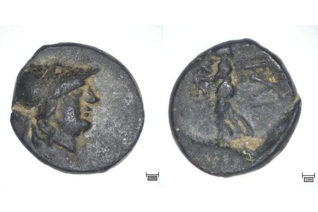 En el anverso aparece la cabeza de Atenea, mientras que en el reverso la diosa se muestra sosteniendo una lanza en la mano derecha y una rueca en la izquierda