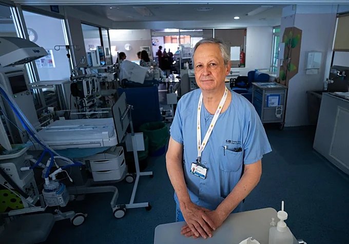 El neonatólogo Martínez Orgado, con la UCI neonatal al fondo