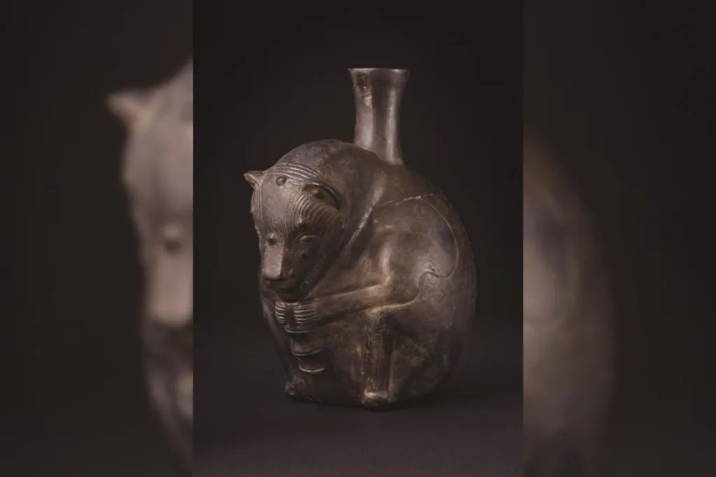 Vasija cerámica antropomorfa que representa a un perro sin pelo del Perú, hallada en el mausoleo de élite de Castillo de Huarmey