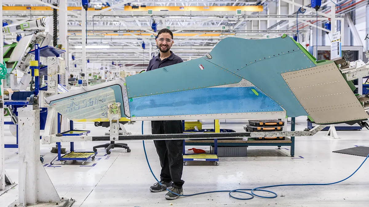 Operario de una línea de fabricación de piezas para aviones en Marruecos – PHOTO/AMDIE