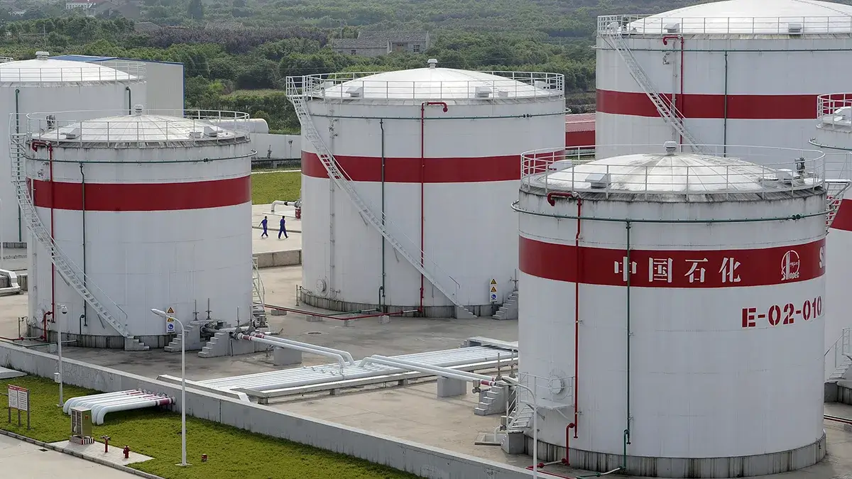 Tanques de petróleo de una planta de Sinopec en Hefei, provincia de Anhui - REUTERS/ JIANAN YU