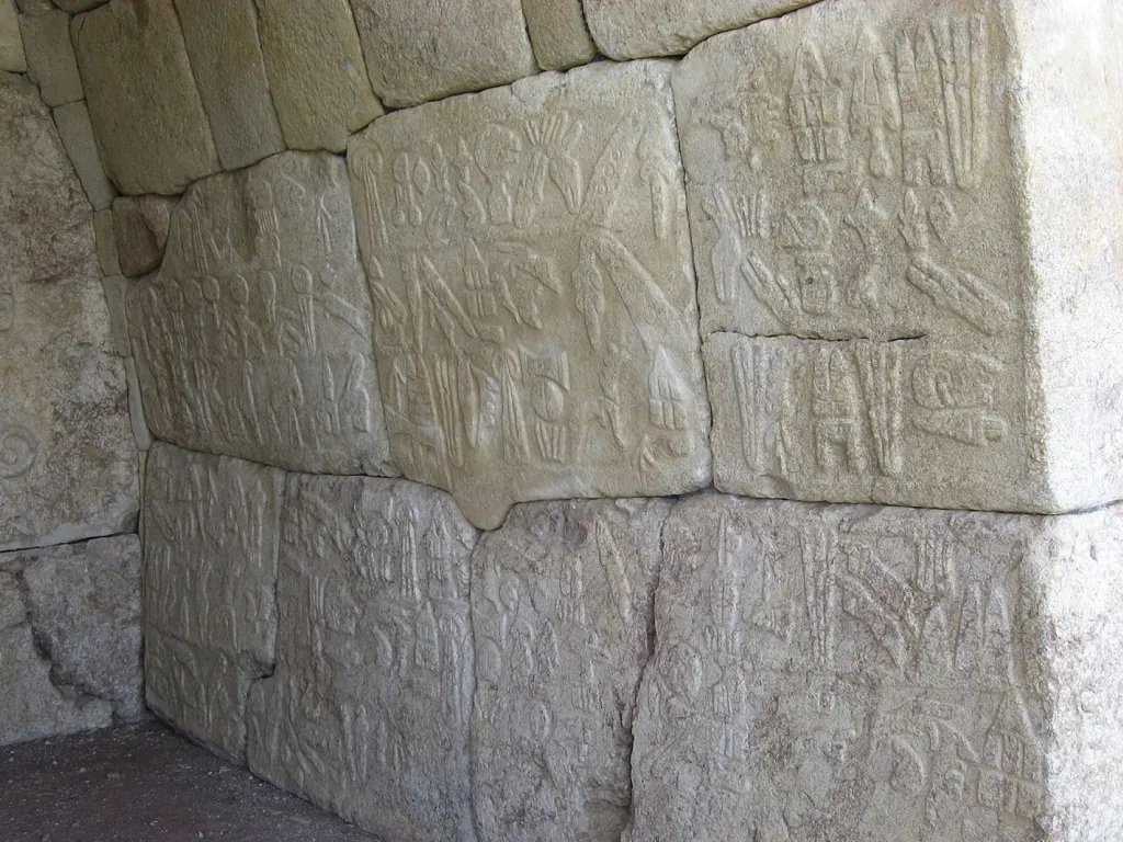 Relieves con jeroglíficos en Hattusa