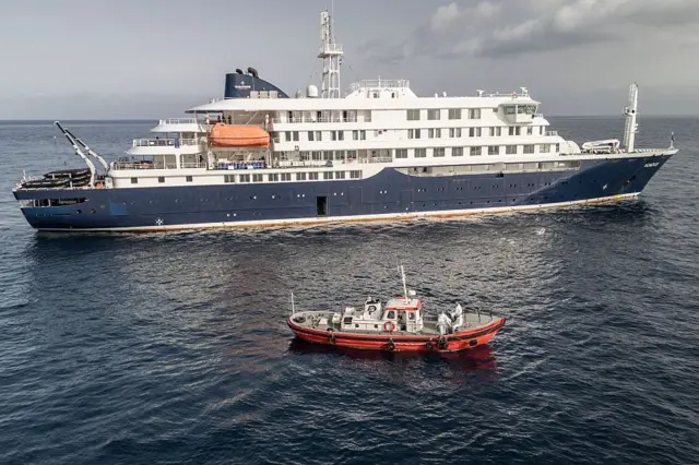 El MV Hondius fondeado frente a las islas africanas de Cabo Verde.