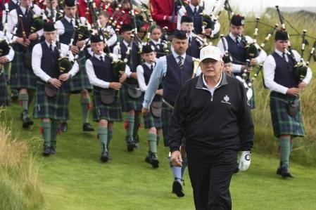 Trump llega, acompañado por un séquito de gaiteros, a la inauguración del campo de golf de Trump International en Aberdeen.