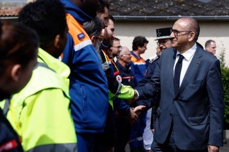 El ministro del Interior francés, Laurent Núñez (derecha), saluda a bomberos, personal de emergencias médicas y miembros de protección civil durante su visita a un puesto médico avanzado.