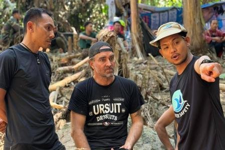 El buzo Mikko Paasi, que estuvo en el rescate de los doce niños de Tham Luang, en Tailandia, en 2018, participa también en la operación en Laos, como muestra esta tensa imagen del martes