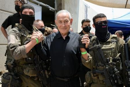 Benjamín Netanyahu se enorgulleció de que las tropas israelíes hayan penetrado territorio libanés más allá del río Litani (a unos 25-30 kilómetros de la divisoria con Israel)