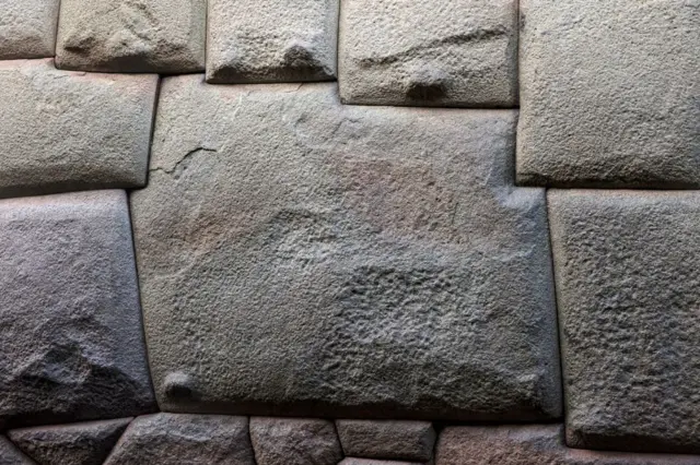 Un muro de piedra tallada, de gran complejidad, con doce puntos angulares, se encuentra en una calle de Cuzco, Perú