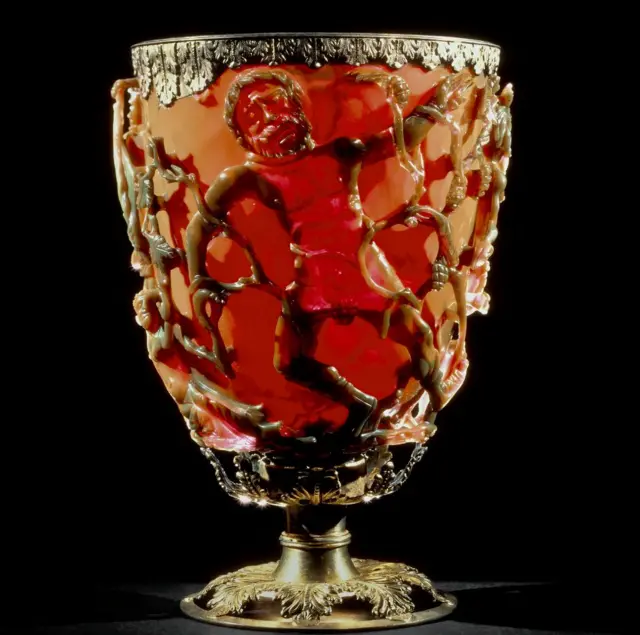 Copa para beber; de vidrio rojo; cubierta con diversas escenas que representan la muerte del rey Licurgo; el borde está adornado con una banda de plata dorada con motivos de hojas, además de una base de plata dorada con hojas de vid caladas.