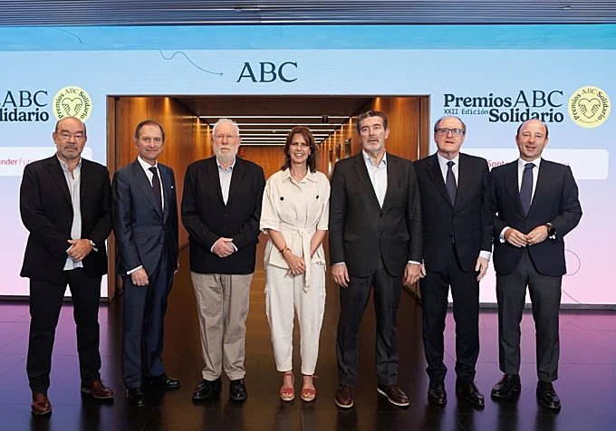 El jurado ha estado presidido por el periodista y director de La Linterna (COPE) Ángel Expósito, Borja Baselga, director de Fundación Santander; Carlos Berzosa, catedrático de Economía Aplicada y ex rector de la Univesrsidad Complutense; María Franco, directora de la Fundación 'Lo que de Verdad Importa'; Julián Quirós, director de ABC; Ángel Gabilondo, Defensor del Pueblo; Juan Manuel Cendoya, vicepresidente Santander España.