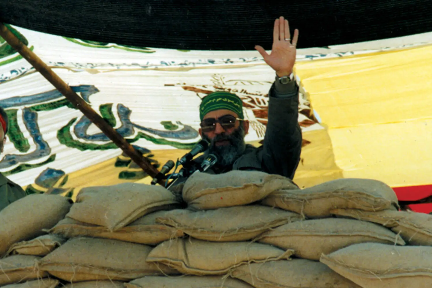 El ayatolá Ali Jamenei, quien posteriormente se convertiría en el Líder Supremo, en el campo de batalla durante la guerra entre Irán e Irak. 