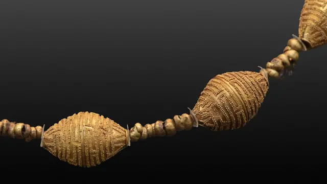 Cuentas etruscas de oro, meandro ornamentado con granulación.