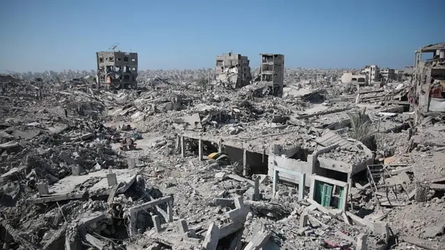 Foto panorámica que muestra la devastación en Gaza. Se ven edificios derruidos y escombros 
