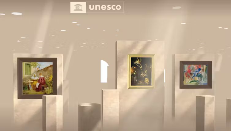 Una sala de exposiciones virtual que muestra tres pinturas, bajo el logo de la UNESCO.