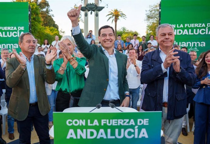 El presidente del PP de Andalucía y candidato a la reelección a la Junta, Juanma Moreno (2d),  interviene en el inicio de campaña para las elecciones de 17M. A 30 de abril de 2026 en Sevilla, Andalucía (España)