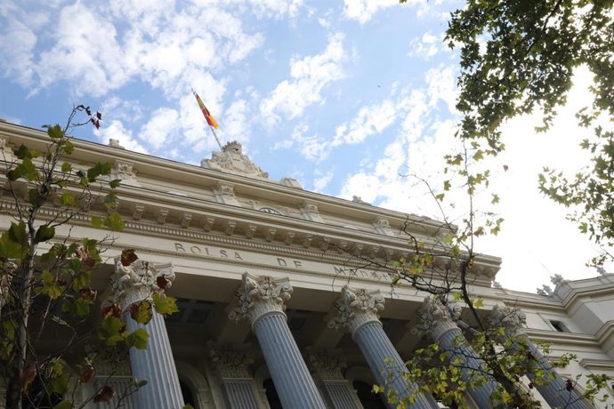 El Ibex 35 se da la vuelta en la media sesión y cae cerca de un 2% con el petróleo en 110 dólares Archivo - Exterior del Palacio de la Bolsa, en Madrid (España)