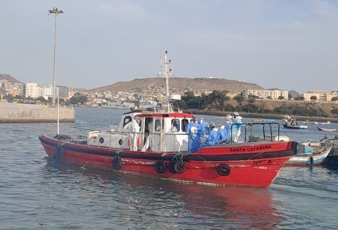 La OMS confirma que 3 pasajeros sospechosos de hantavirus ya han sido evacuados del crucero y se dirigen a Países Bajos Imagen de la evacuación de los pasajeros.