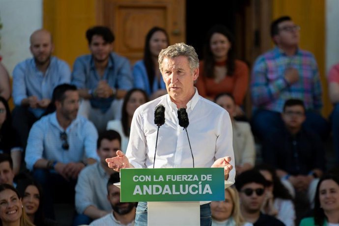 Feijóo da otro golpe a Sánchez con la debacle del PSOE pero Moreno pierde fuerza y ata su futuro a Vox en Andalucía El presidente del PP, Alberto Núñez Feijóo, participa en un acto público de campaña.A 14 de mayo de 2026, en Bailén, Jaén (Andalucía, España).
