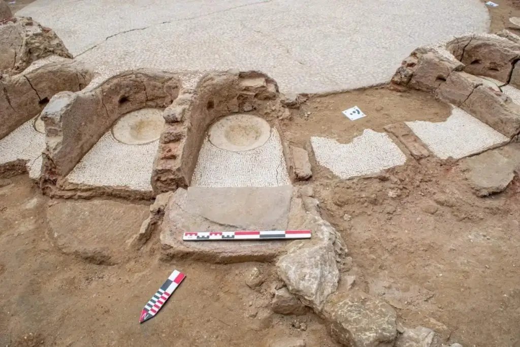 Descubren en Alejandría unos antiguos baños y una villa romana decorada con mosaicos durante una excavación de emergencia
