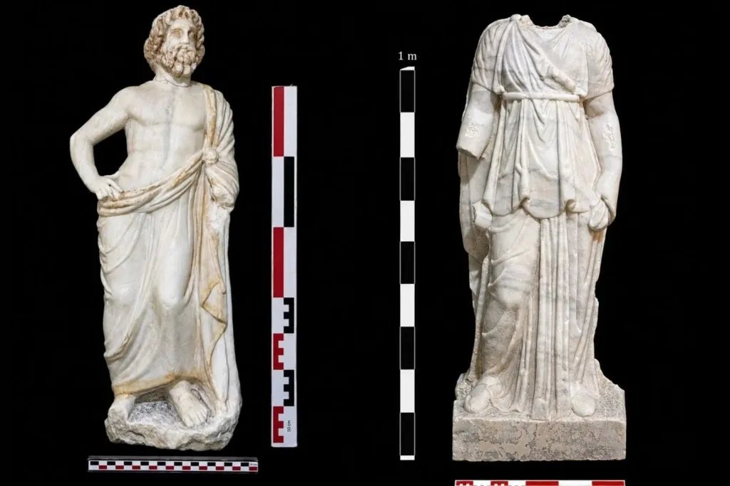 Esta escultura, notablemente conservada y atribuida probablemente a Baco (Dioniso), destaca por la precisión en los pliegues del ropaje y la armonía idealizada del cuerpo, rasgos propios del arte griego clásico