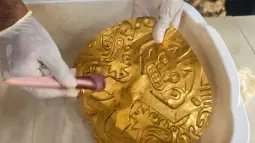 Los restos óseos aparecieron rodeados de objetos de oro y cerámicas decoradas con motivos tradicionales, lo que sugiere que se trataba de individuos de alto estatus
