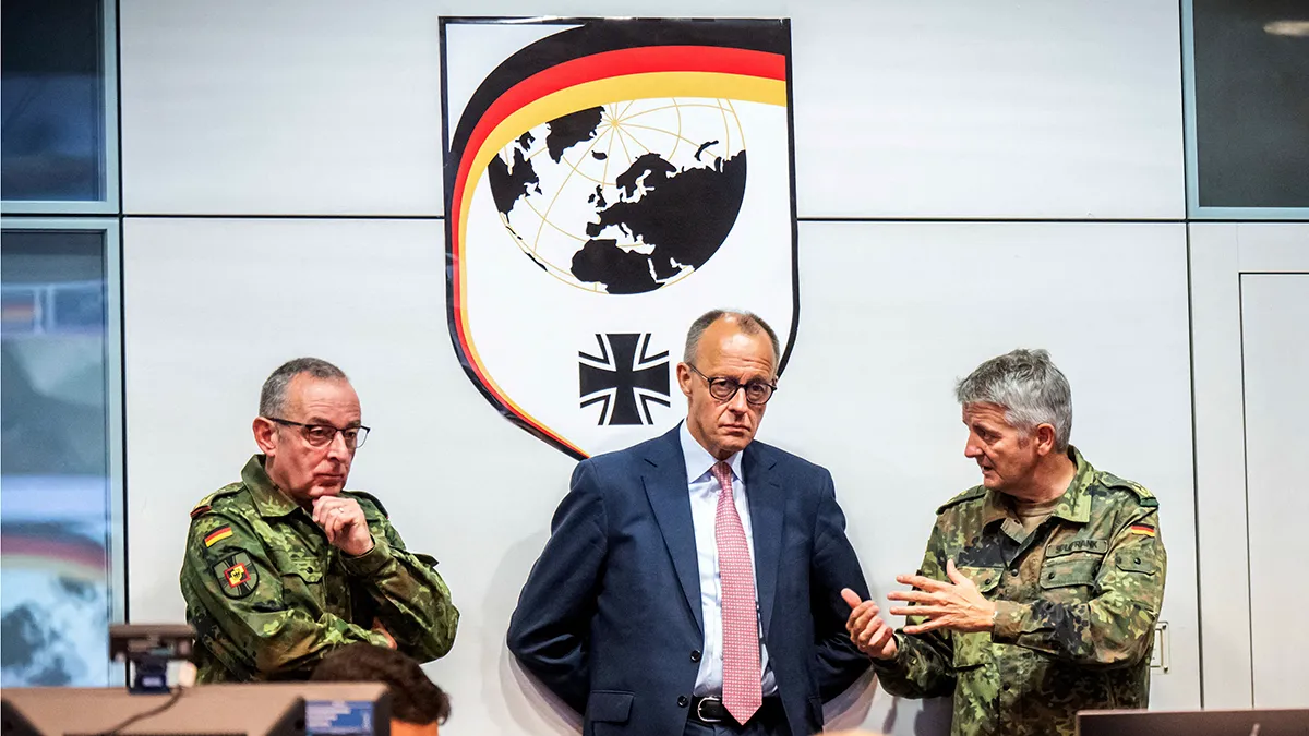 <p>El canciller alemán Friedrich Merz conversa con el comandante del Comando Operacional, Alexander Sollfrank, durante una visita al Comando Operacional de las Fuerzas Armadas Alemanas en Schwielowsee, cerca de Berlín - PHOTO/ Michael Kappeler vía REUTERS</p>