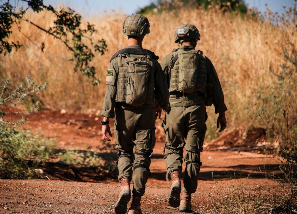 Archivo: soldados israelíes patrullan la frontera entre Israel y Líbano, en el norte de Israel, el 9 de junio de 2026, después de que el Ejército israelí anunciara la muerte de una persona en un incidente en el que respondieron al fuego.
