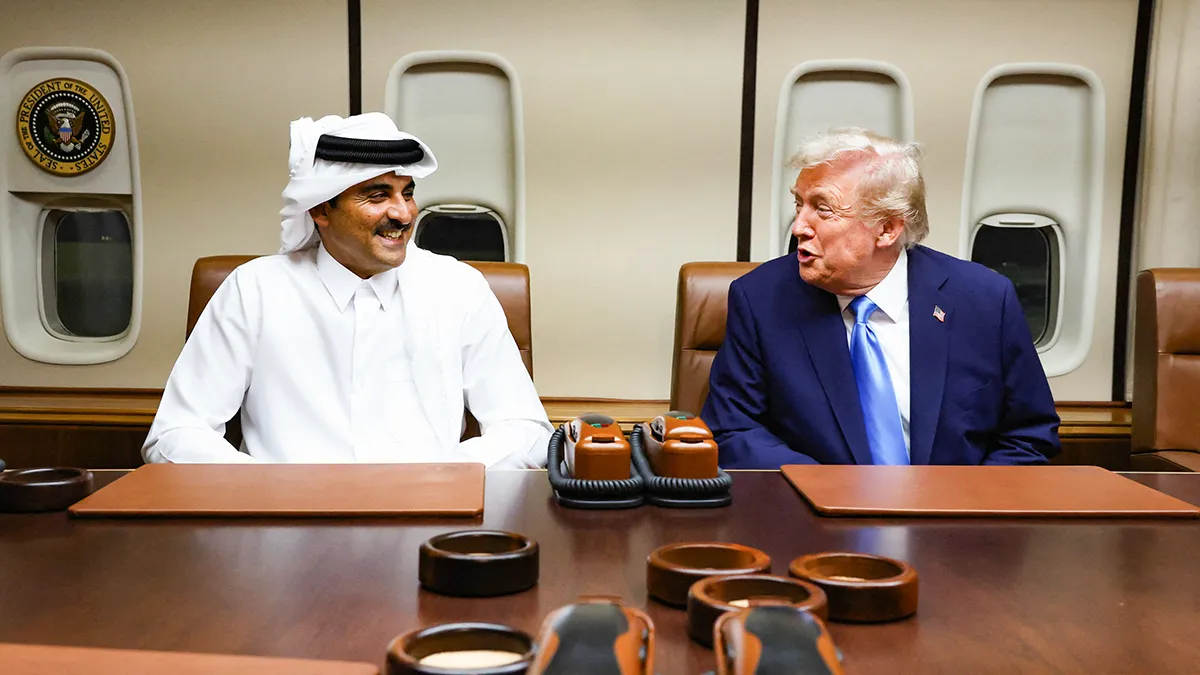 <p>El presidente de los Estados Unidos, Donald Trump, conversa con el emir de Qatar, el jeque Tamim bin Hamad Al Thani, durante una reunión a bordo del Air Force One durante su escala para repostar en la base aérea de Al Udeid, cerca de Doha, el 25 de octubre de 2025 - REUTERS/ EVELYN HOCKSTEIN </p>
