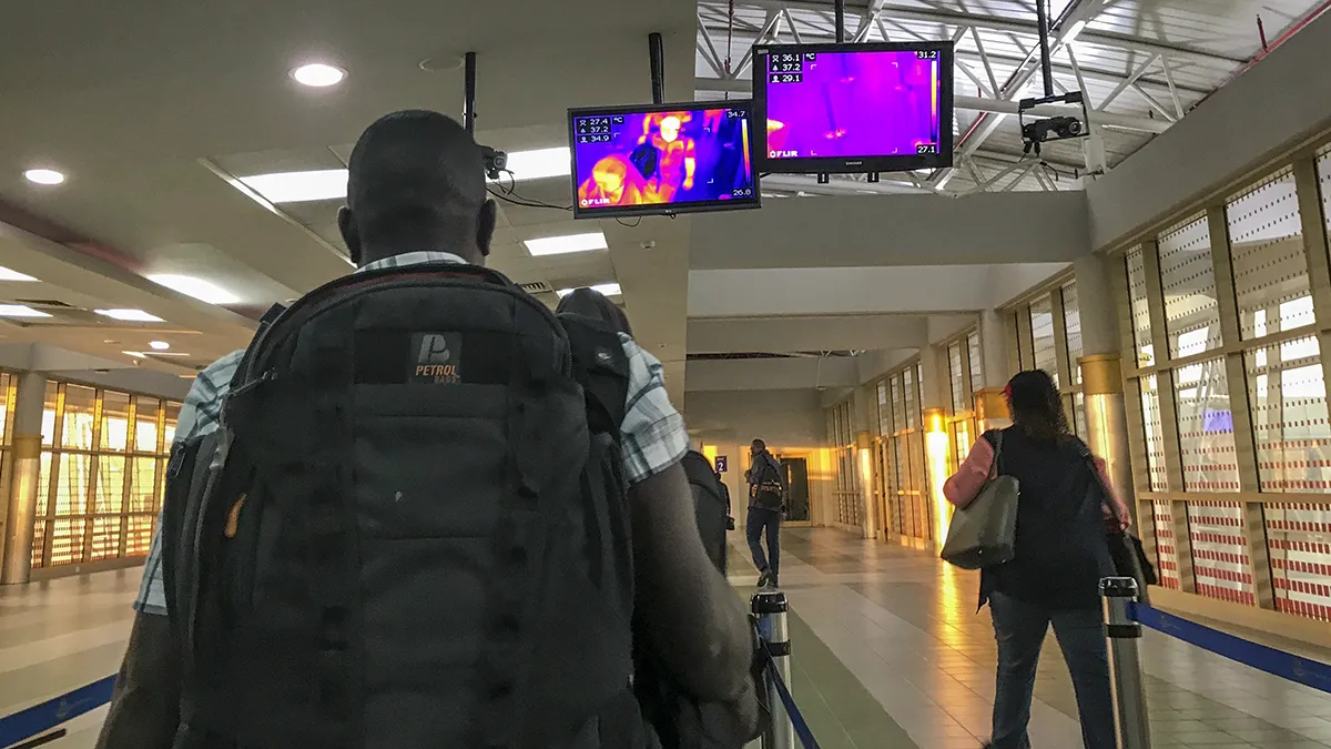 Cámara termográfica que comprueba si presentan fiebre, en el Aeropuerto Internacional Jomo Kenyatta de Nairobi - AP/ BEN CURTIS
