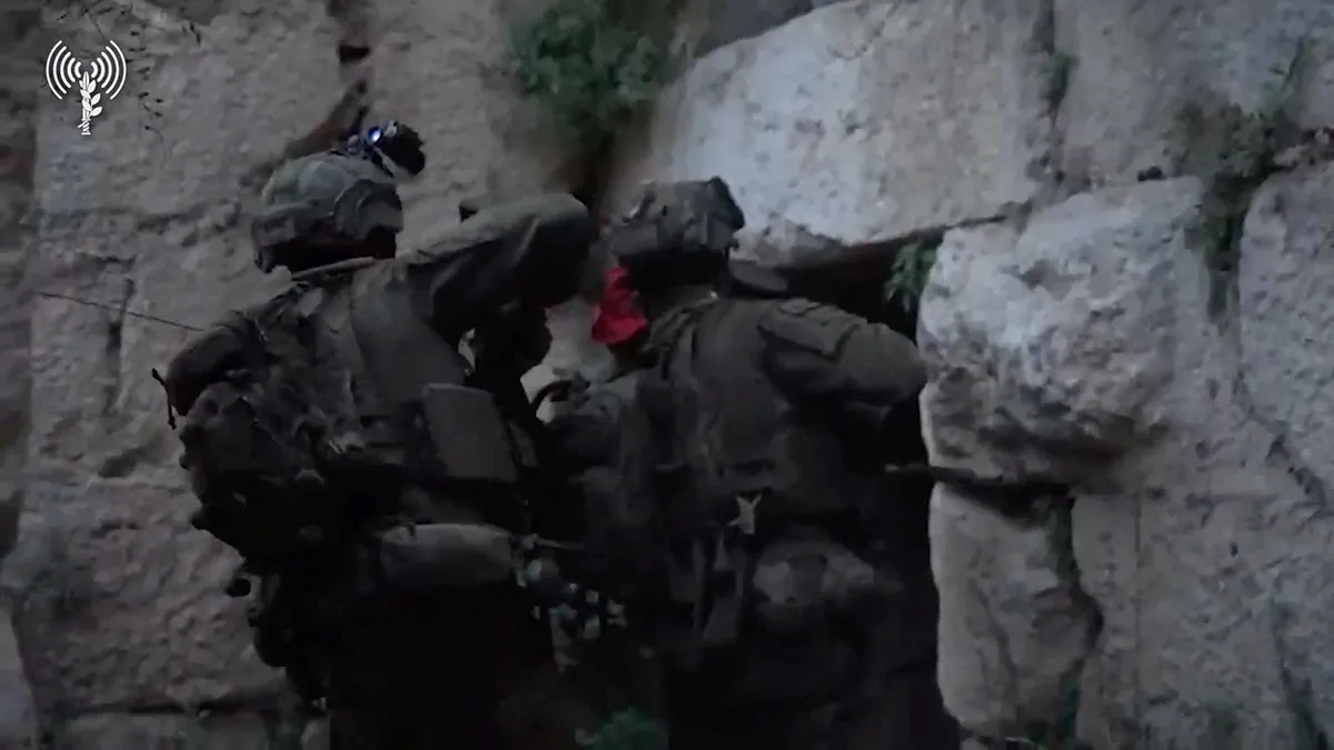 Miembros de las tropas israelíes en el castillo de Beaufort, de 900 años de antigüedad, situado en la provincia de Nabatie, al sur del Líbano, en esta captura de pantalla de un vídeo difundido el 31 de mayo de 2026. Las tropas israelíes se hicieron con el castillo de Beaufort y una cresta estratégica en el sur del Líbano, según informó el Ejército, a pesar del alto el fuego anunciado hace más de seis semanas - PHOTO/ Ejército israelí/Imagen via REUTERS