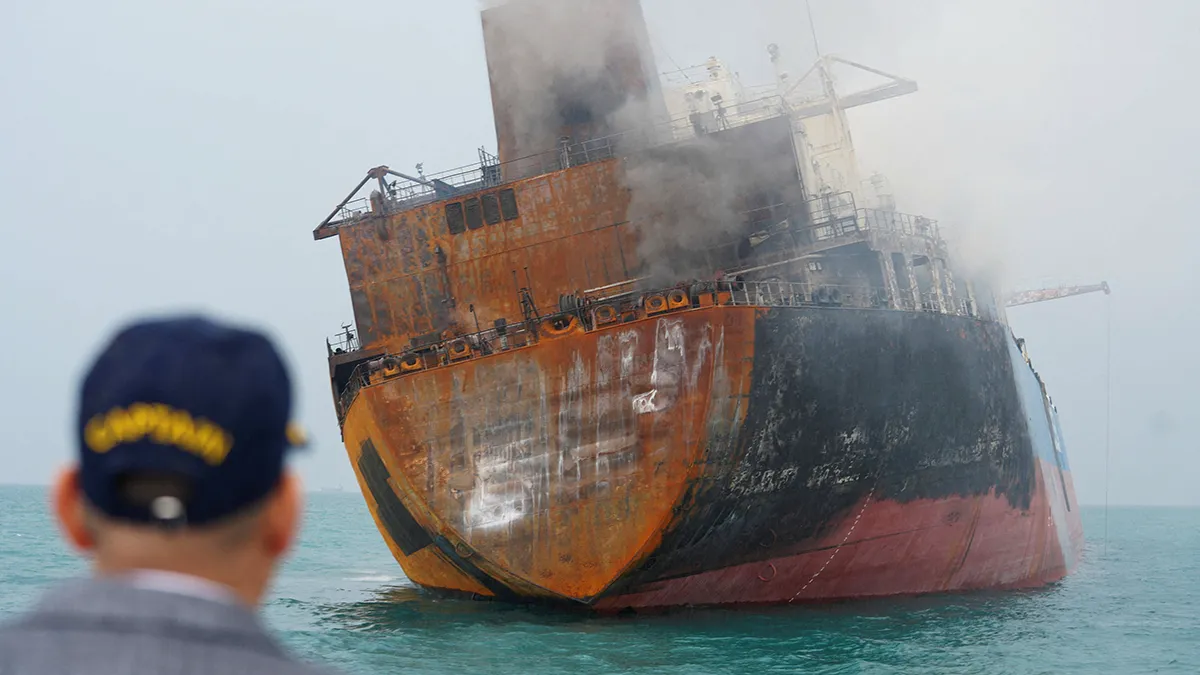 Un petrolero extranjero que transportaba fuelóleo iraquí resultó dañado tras incendiarse en aguas territoriales iraquíes, a raíz de unos ataques no identificados que tuvieron como objetivo a dos petroleros extranjeros, según funcionarios portuarios iraquíes, cerca de Basora, Irak, el 12 de marzo de 2026 - REUTERS/  MOHAMMED ATY