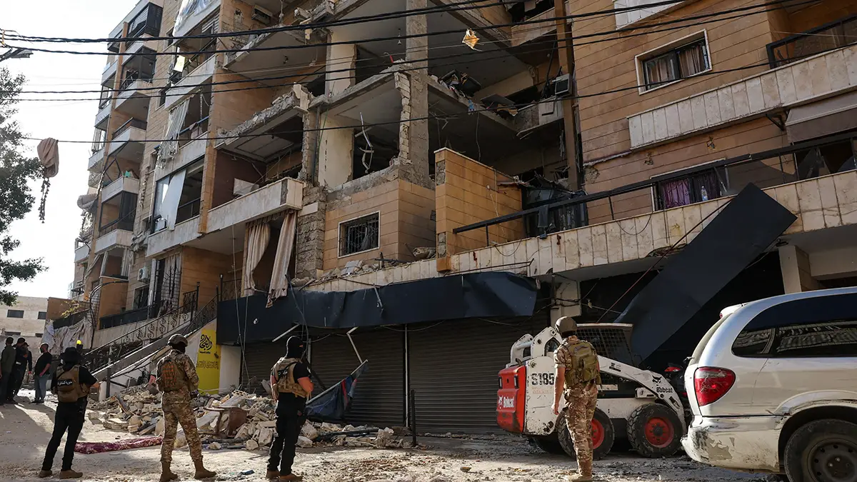 <p>El personal de emergencias trabaja en el lugar donde se produjo un ataque israelí en los suburbios del sur de Beirut, Líbano, el 7 de junio de 2026 - REUTERS/ MOHAMED AZAKIR</p>