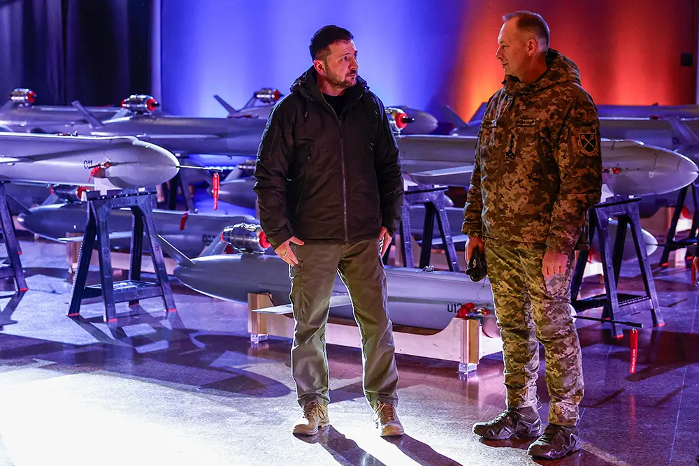 El presidente ucraniano, Volodymyr Zelenskiy, y el comandante en jefe de las Fuerzas Armadas de Ucrania, el coronel general Oleksandr Syrskyi, visitan una exposición de los nuevos misiles teledirigidos «Peklo», de fabricación ucraniana - REUTERS/ VALENTYN OGIRENKO